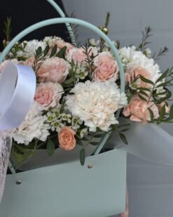 Цветочная композиция в переноске с кустовыми розами крупным планом