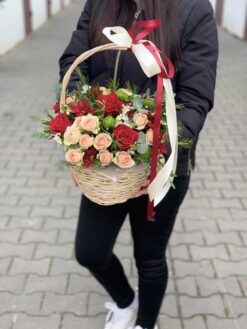 яркая корзина с цветами