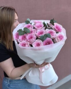 Букет из 15 розовых роз с эвкалиптом в упаковке в другом ракурсе