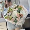 Нежный букет с гортензией и кустовыми розами