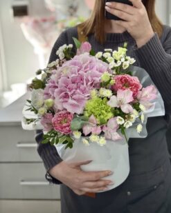 Композиция с гортензией и пионовидными розами в цилиндре С23