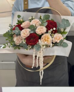 Композиция из пионовидных роз в цветочной переноске С17