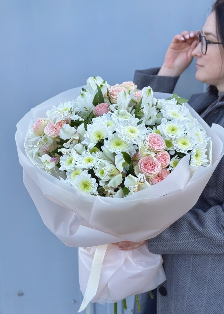 букет из кустовых роз, хризантем и альстромерии Букет с кустовой розой, белыми хризантемами и альстромерией в Бресте