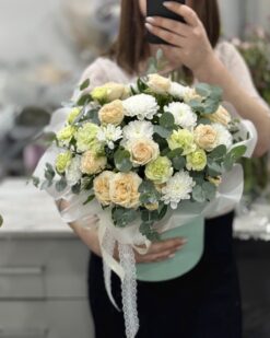Цветочная композиция в коробке с хризантемой и кустовой розой в Бресте