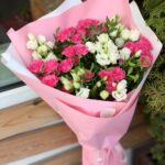 букет из кустовых роз и эустомы