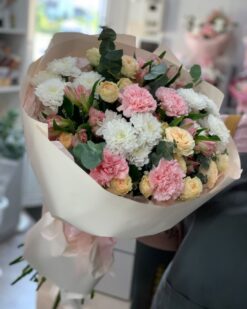 Нежный сборный букет из разных цветов