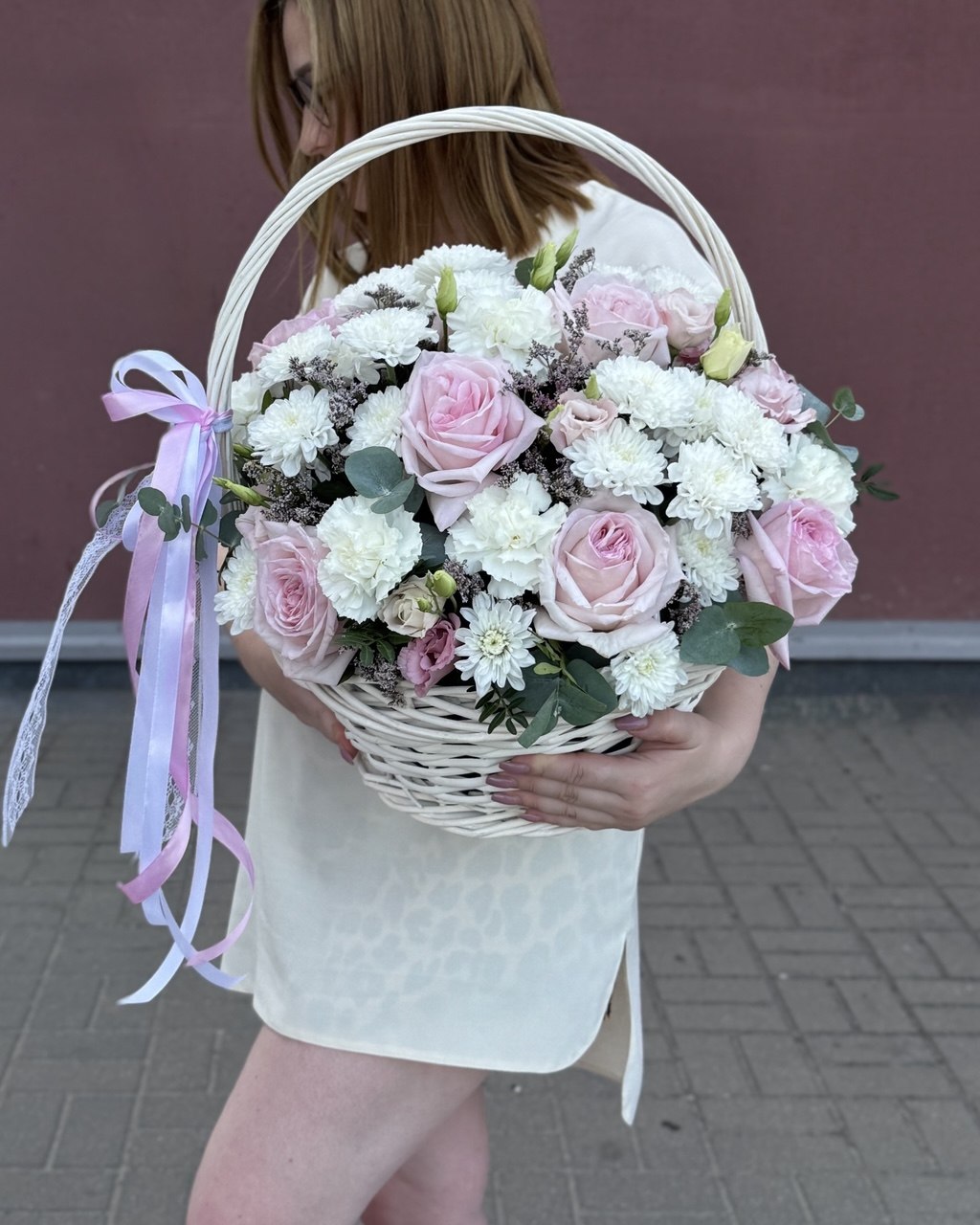 Цветочная композиция в корзине с розами Цветочная композиция в корзине с розами и хризантемами в Бресте