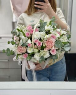 Нежная корзина с розами, хризантемами и альстромерией в руках девушки