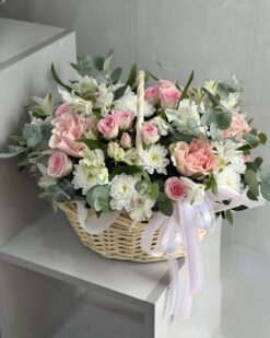 Нежная корзина с розами, хризантемами и альстромерией