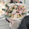 Нежный букет с хлопком и кустовыми розами А139