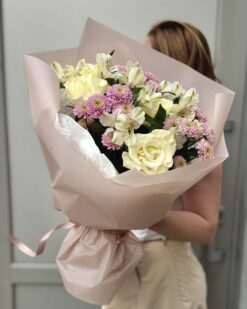 пастельный букет с французскими розами, альстромерией и кустовой хризантемой