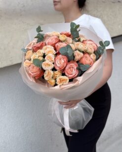 Букет из пионовидных роз с кустовыми пионовидными розами и эвкалиптом А148