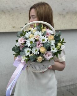 корзина ромашковых хризантем, кустовых роз и эустомы с эвкалиптом