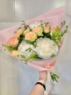 Букет из пионов и кустовых роз