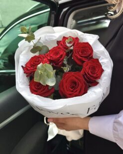 Букет из 7 красных роз с эвкалиптом в Бресте
