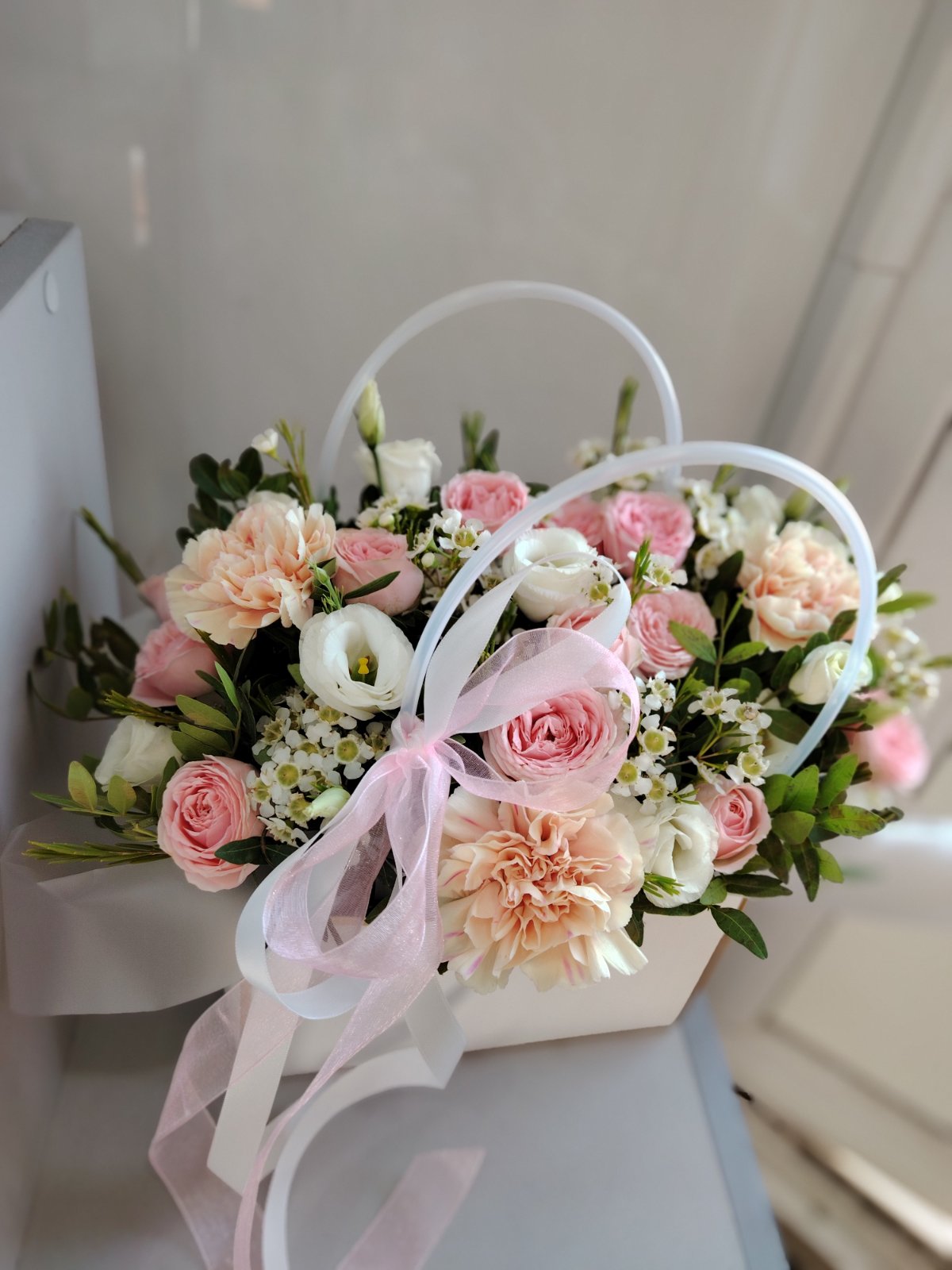 изображение_viber_2024-09-21_13-32-17-484 композиция из гвоздик, кустовых роз и эустомы
