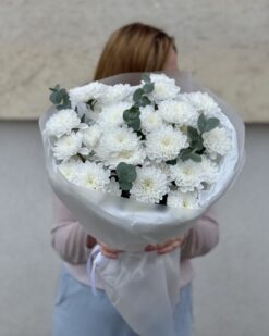 Букет из белых хризантем с эвкалиптом в Бресте