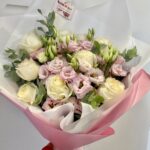 большой букет роз и эустомы