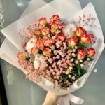 розы с гипсофилом