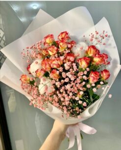 розы с гипсофилом