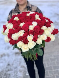 Большой букет из бело-красных роз