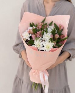 Воздушный букет с альстромерией и белыми хризантемами Б201