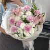 Воздушный букет из белых хризантем, розовых гвоздик и альстромерии Б218