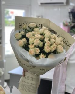 букет из кремовой пионовидной розы